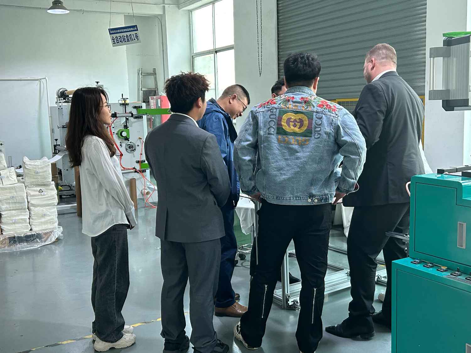 國(guó)際合作伙伴深度考察，共謀發(fā)展 —— 外國(guó)客戶訪問(wèn)久信達(dá)科技生產(chǎn)車間(圖2)