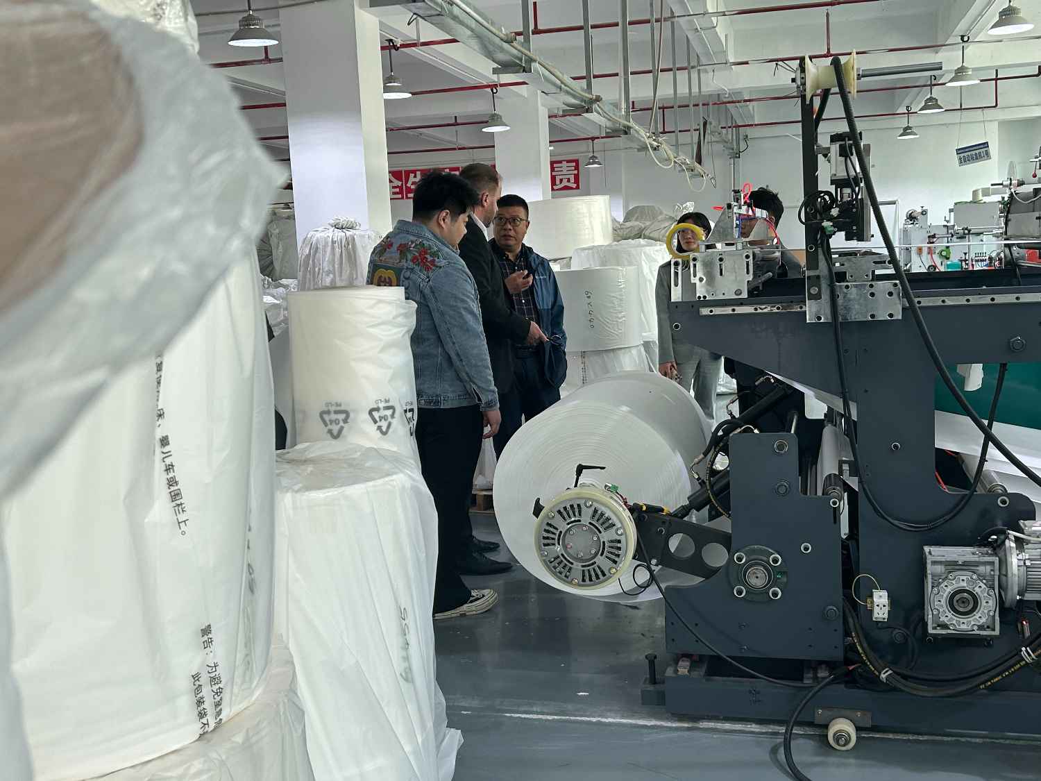 國(guó)際合作伙伴深度考察，共謀發(fā)展 —— 外國(guó)客戶訪問(wèn)久信達(dá)科技生產(chǎn)車間(圖4)
