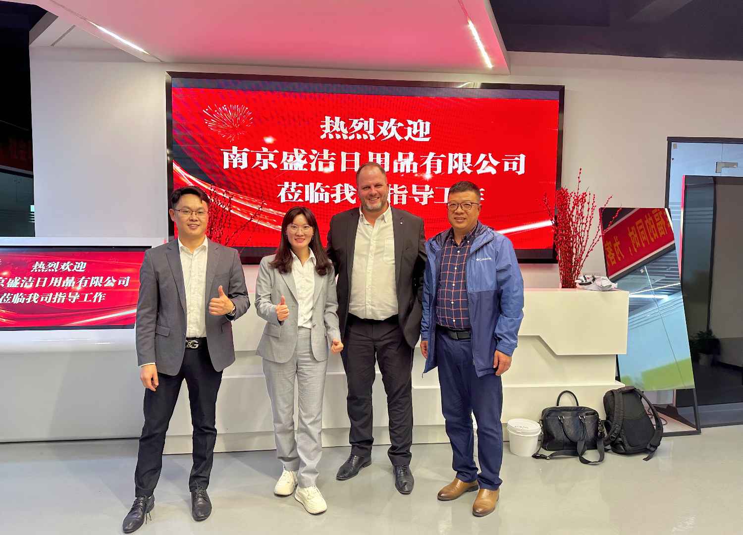 國(guó)際合作伙伴深度考察，共謀發(fā)展 —— 外國(guó)客戶訪問(wèn)久信達(dá)科技生產(chǎn)車間(圖1)