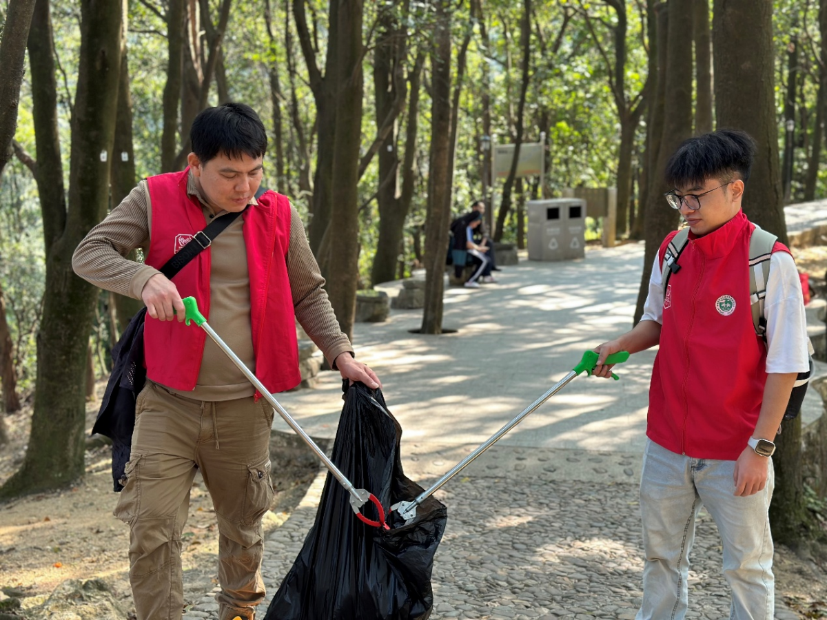 守護(hù)綠水青山，久信達(dá)環(huán)保袋義工點(diǎn)亮陽臺(tái)山(圖1)