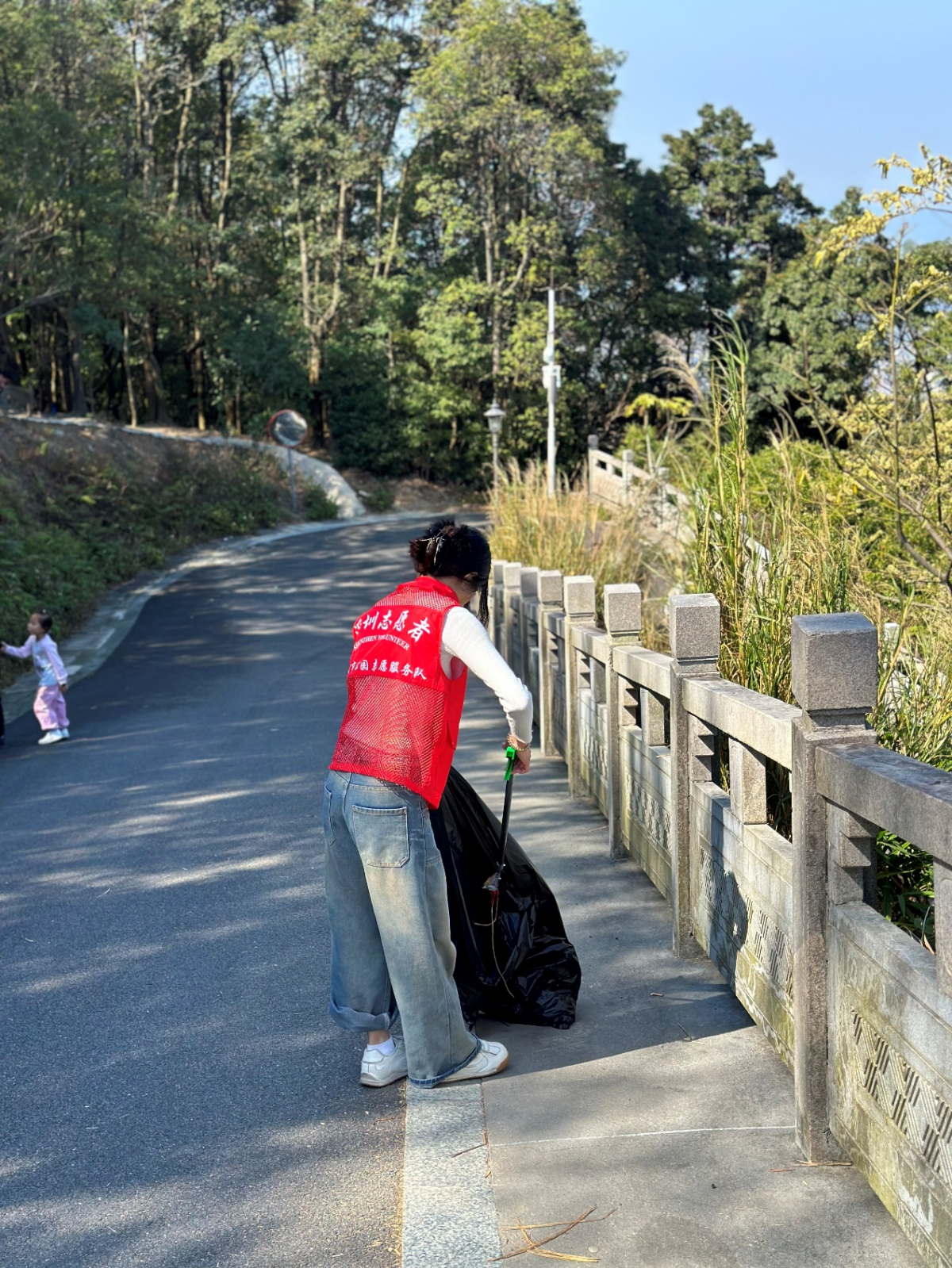 守護(hù)綠水青山，久信達(dá)環(huán)保袋義工點(diǎn)亮陽臺(tái)山(圖2)